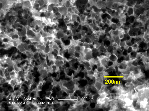 図3 EDLCに使われる活性炭の電子顕微鏡写真